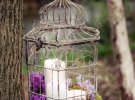 Из старой клетки для птиц получается красивый и оригинальный садовый декор.