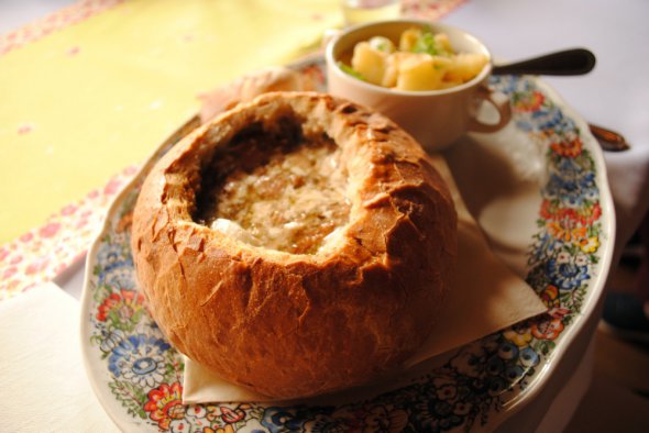 Традиционный польский суп "журек" в хлебе