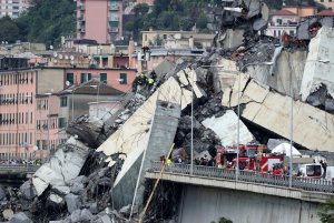 Рятувальники шукають людей біля руїн мосту ”Понте-Моранді”в італійській Генуї. На ділянці, яка обвалилася, були десятки авто