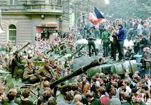 Мешканці столиці Чехословаччини Праги оточили радянських військових, 21 серпня 1968 року. За кілька днів до країни увійшли майже півмільйона солдатів і приблизно п’ять тисяч танків і бронетранспортерів. Вони перебували на вулицях міст до 11 вересня — коли місцеві політики під тиском СРСР відмовилися від реформ. Протягом місяця частину військ вивели, але до 1991 року в Чехословаччині постійно був 130-тисячний контингент іноземних військових