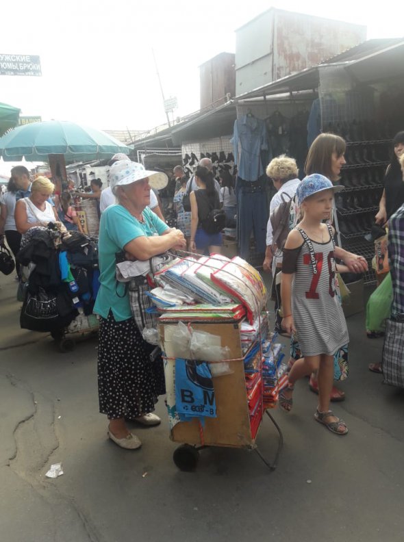 Бабушки с "кравчучками" торгуют по всей территории рынка.