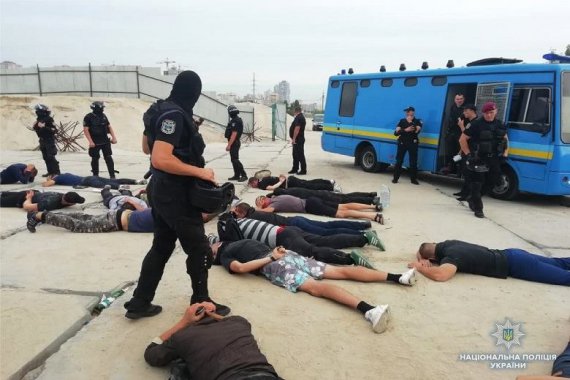 Поліцейські затримали близько 40 молодиків біля будівництва у Дарницькому районі Києва
