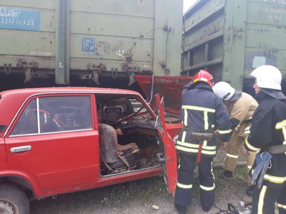 В городе Волочиск Хмельницкой ВАЗ 2101 въехал в грузовой поезд. Водитель легковушки от полученных травм погиб на месте