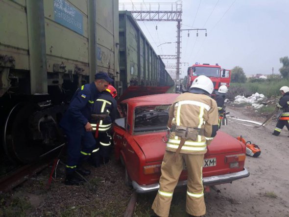 В городе Волочиск Хмельницкой ВАЗ 2101 въехал в грузовой поезд. Водитель легковушки от полученных травм погиб на месте