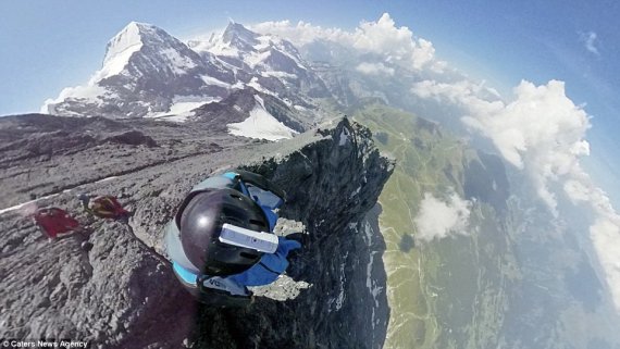 Італієць Альберто Тальяті здіснює стрибок з вершини гори Ейгер, Швейцарія