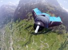 Італієць Альберто Тальяті здіснює стрибок з вершини гори Ейгер, Швейцарія