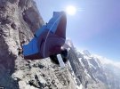 Итальянец Альберто Тальяти прыгает с вершины горы Эйгер, Швейцария