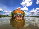 Мужчина из племени бежа каяпо купается в реке Шингу, штат Мату-Гросу, Бразилия
