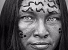 Портрет жінки з племені яномамо. Його представники практикують ендоканібалізм - поїдають прах кремованих родичів