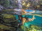 Коренная бразильянка плавает возле водопада Санта-Барбара