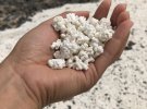 Камені на пляжі Фуертевентура не відрізниш від попкорну
