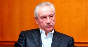 Бізнесмен Петро Димінський за кермом позашляховика скоїв смертельну аварію. З того часу переховується за кордоном. Поліція про хід  розслідування справи не інформує