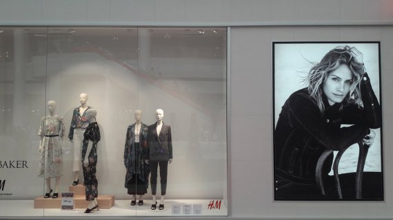 Магазин H&M расположен в столичном ТРЦ Lavina Mall.