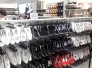 Широкий ассортимент обуви в H&M.