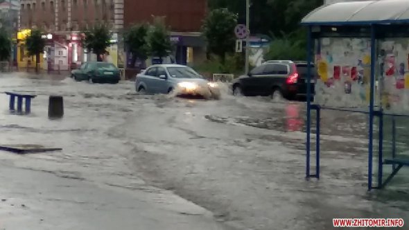 От ливня пострадали машины на улицах Бердичева