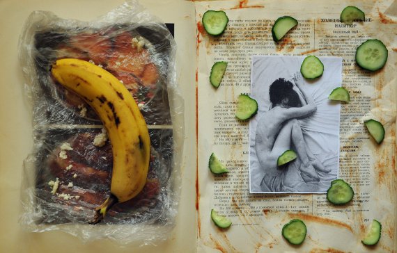 Фотограф соединил обнаженных женщин, еду и советскую кулинарную книгу