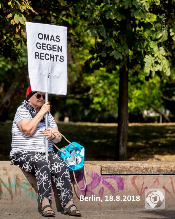 Антифашисткой с плакатом "бабушки против правых"