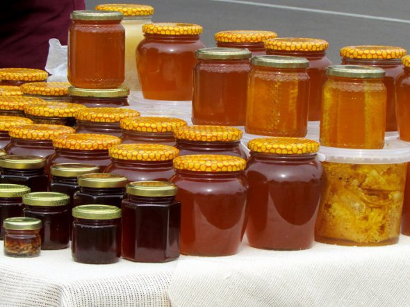 На ярмарках мед в среднем стоит 110-140 грн/л.