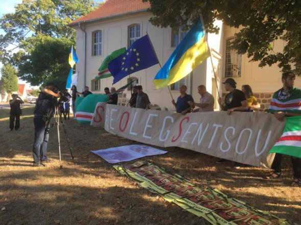 Активисты пришли с плакатами под замок, где встречались Путин и Меркель. Фото: Цензор.НЕТ