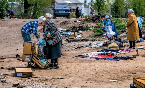Літні жінки торгують старими речами на ”блошиному ринку”, Самара, Російська Федерація, 2017 рік