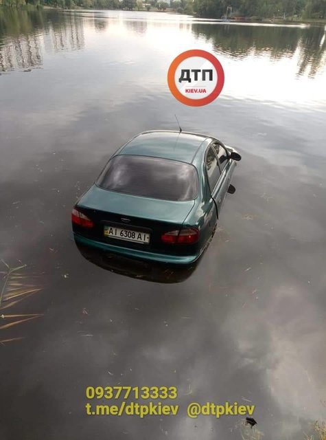 На Березняках из озера вытаскивали авто