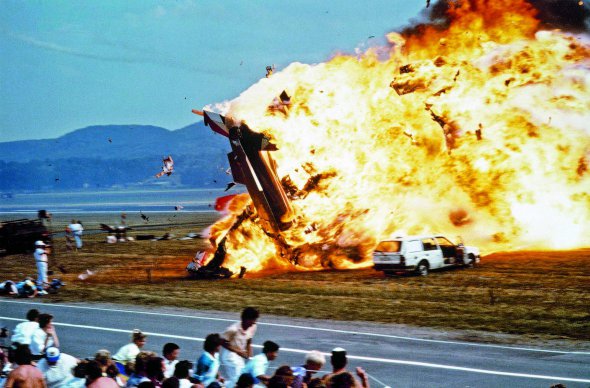 Літак італійської команди льотчиків ”Триколірні стріли” падає на глядачів, які прийшли подивитися авіашоу біля німецького містечка Рамштайн, 28 серпня 1988 року