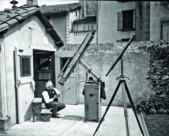 64-річний Ежен Трюа спостерігає за сонячним затемненням у французькому місті Фуа в Піренейських горах, 30 серпня 1905-го. Він приїхав із Вернона – на півночі країни. Для спостереження зробив спеціальний телескоп. Залишився жити в Фуа. Працював фотографом