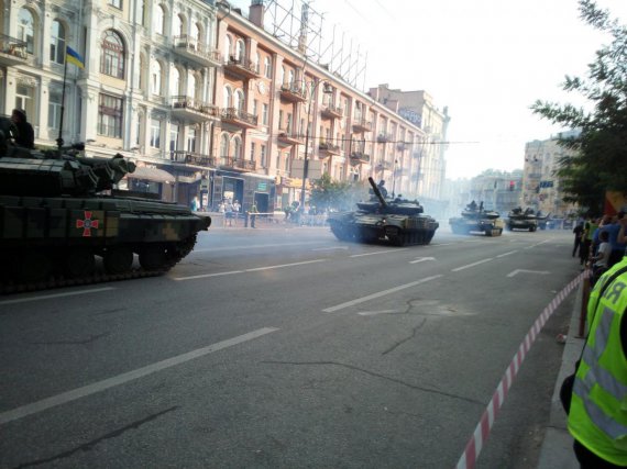 По улицам Киева прошел модернизированный танк Т-64БВ