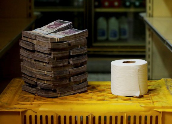 Рулон туалетной бумаги стоит 2 600 000 боливаров