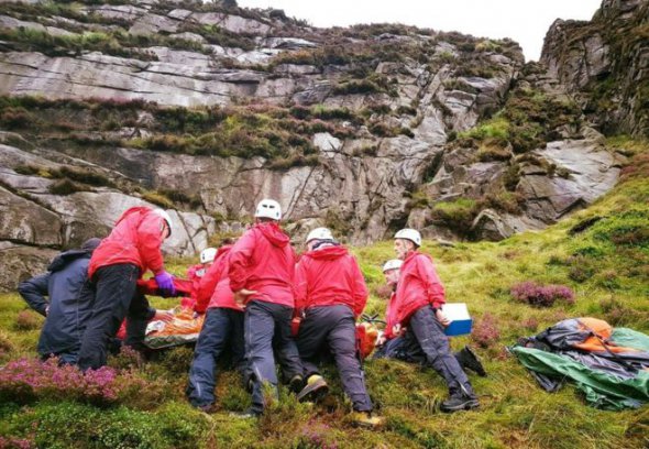 17 рятувальників піднялися в гори Морн, Північна Ірландія, щоб доставити в лікарню підлітка, якого збила вівця
