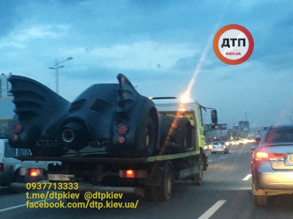 У коментарях до допису користувачі пожартували, що “бетмобіль” покажуть на параді військової техніки до Дня Незалежності в Києві