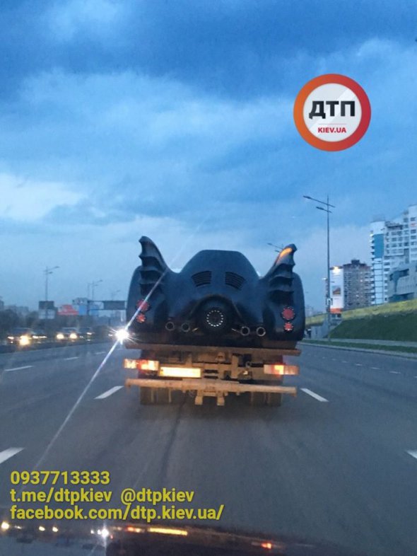 У коментарях до допису користувачі пожартували, що “бетмобіль” покажуть на параді військової техніки до Дня Незалежності в Києві