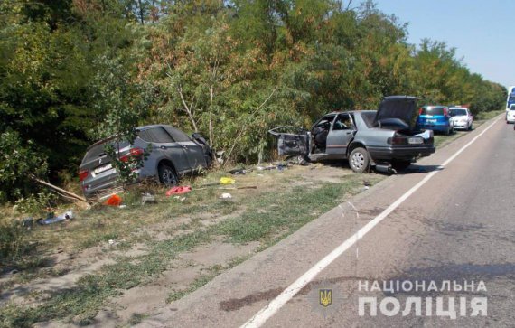 На Запоріжжі лоб у лоб зіткнулися BMW та Ford.  Унаслідок удару постраждали 5 людей