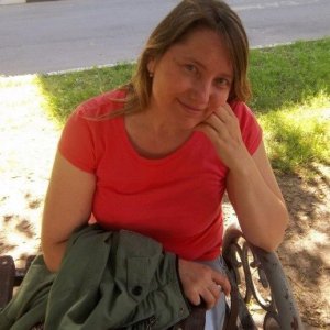 Оксана Осовська з міста Березне Рівненської області має 29 років педагогічного стажу. У квітні її звільнили за систематичне порушення дисципліни. Через суд домагається поновлення на посаді