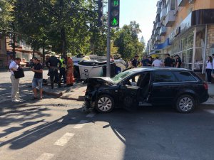 Патрульні та рятувальники оглядають місце аварії поліцейського ”Пріуса” та ”Ауді”. Машини зіткнулися в середмісті Сум на перехресті. Травмувалися п’ятеро людей