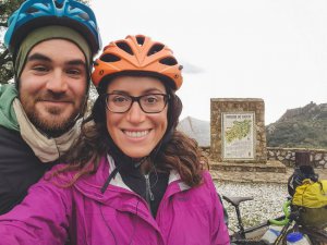 Американські велосипедисти Джей Остін і Лорен Гехеган позують на перевалі Мірадор де Гауцін в Іспанії під час навколосвітньої подорожі. На 369-й день мандрівки загинули від рук прихильників ”Ісламської держави” у Таджикистані