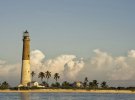 Маяк Драй Тортугас на мисі Логгерхед у Флориді - найвіддаленіший маяк США. Його 50-метрова цегляна вежа побудована в 1858 році. Маяк був електрифікований в 1933 році і автоматизований у 1988-му. З 2015-го він виконує функції радіомаяка