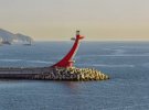 Сорокаметровый маяк Гадеокдо в Южной Корее выполнен в форме носа корабля и выкрашен в ярко-красный цвет. Его сигнальный огонь - тоже красный, он мигает каждые четыре секунды