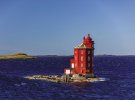 Маяк Кьеунгскьяйр, принадлежащий Норвегии, расположен за Северным Полярным кругом и эксплуатируется лишь с 16 мая по 21 июля, когда светлое время суток в этих широтах превышает темное. Во время навигации 20-метровая башня, построенная в 1880 году, каждые шесть секунд мигает красным, белым и зеленым огнями
