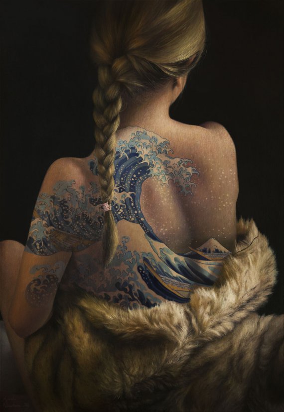Агнєшка Нєнартович малює полотна, на яких люди позують з татуюваннями картин Босха, Хокусая