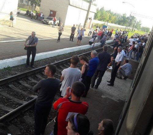 Возле Львова люди перекрыли движение поездов. Фото: УНН