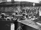 Празькі студенти намагаються чинити опір радянській армії