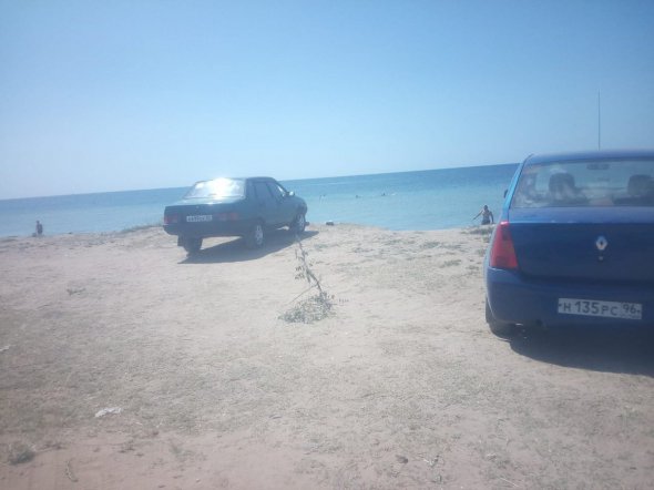Российские туристы нормальным заехать на пляж на собственном авто.