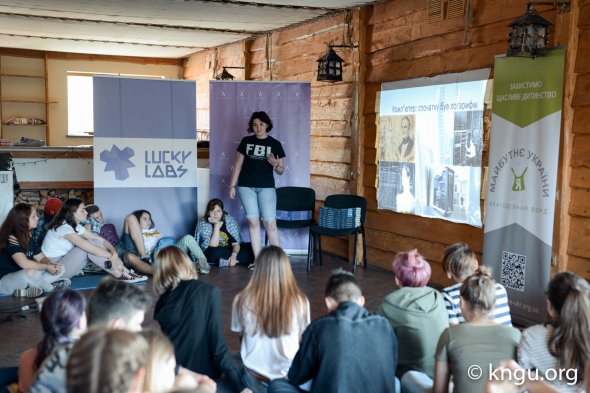 Детям в лагере EuroCamp в Славском рассказали об истории развития информационных технологий и лайфхаках выживания в цифровом мире