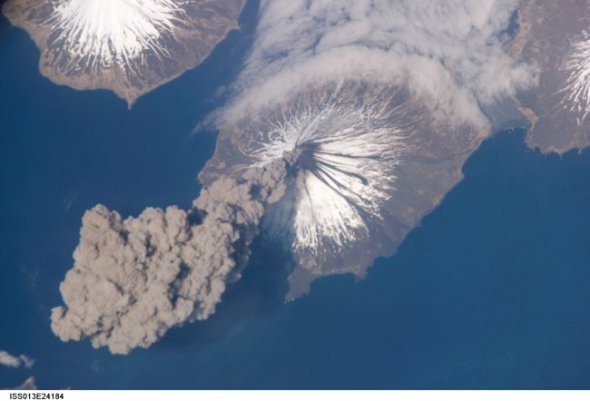 Извержение вулкана Кливленд. Фото: strangerplanets.com