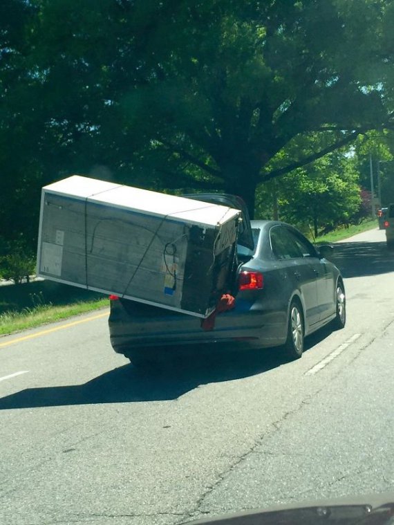 В сети показали фото опасных ситуаций, которые создают водители на дорогах