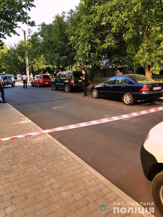В Одесі на вулиці Академіка Вільямса невідомий підбіг до припаркованого автомобіля та здійснив декілька пострілів у водія