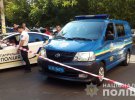В Одессе на улице Академика Вильямса неизвестный подбежал к припаркованному автомобилю и совершил несколько выстрелов в водителя