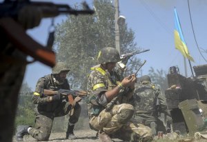 Українські солдати ведуть бій після виходу колони з міста Іловайськ на Донеччині. Росіяни обіцяли провести її по ”зеленому коридору”, а натомість відкрили по ній шквальний вогонь з артилерії