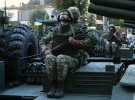 Солдати розрахунку реактивної системи залпового вогню ”Верба” їдуть під час репетиції параду в столиці 20 серпня. 4,5 тисячі військовослужбовців, 250 одиниць техніки, 18 підрозділів з інших країн візьмуть участь у параді до Дня Незалежності в Києві цьогоріч
